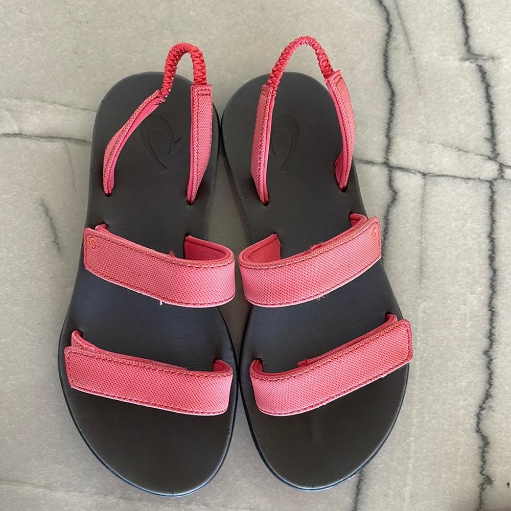 Pink Olukai sandals, kids size 1. NWOT. Never worn, only tried on inside.